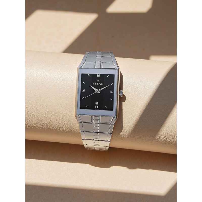 Titan Men Black Analogue Watch