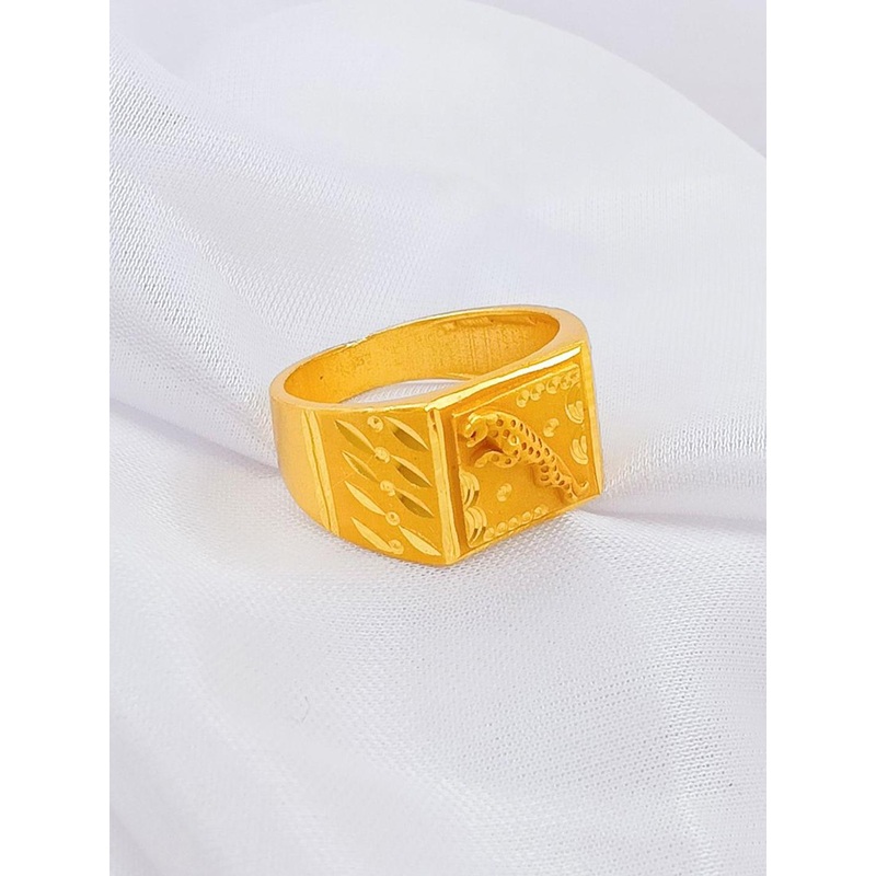 Saizen Men Regal Engraved Gold-Plated Finger Ring