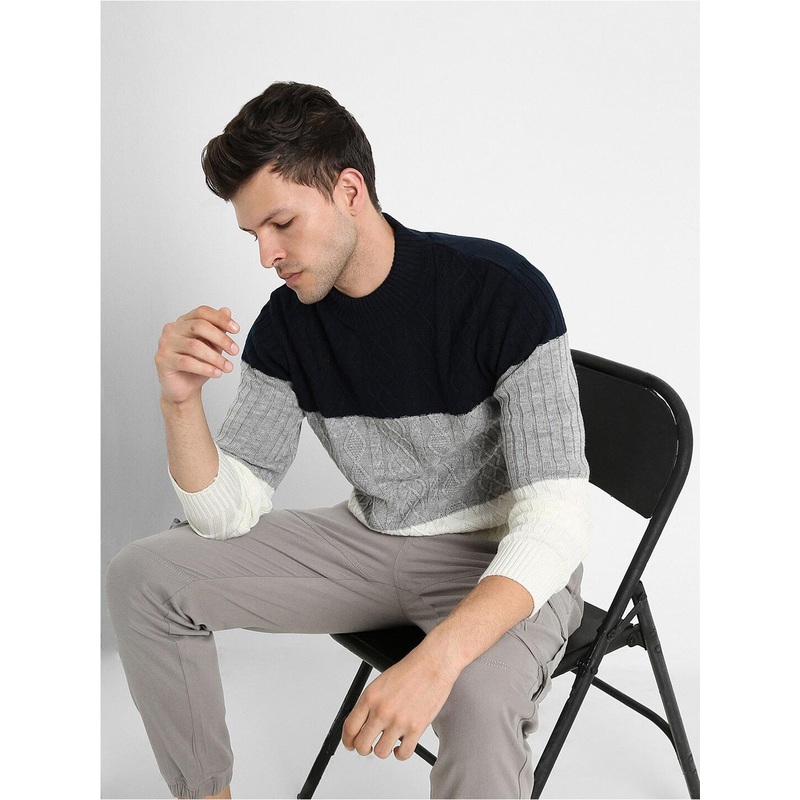 Dennis Lingo Colourblocked Round Neck Pullover Sweater