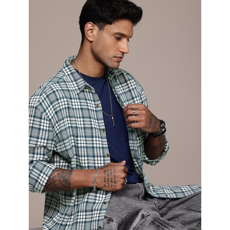 Roadster Men Checked Relaxed Fit Casual Shirt