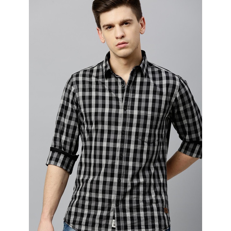 Roadster Men Black & White Regular Fit Checked Casual Shirt