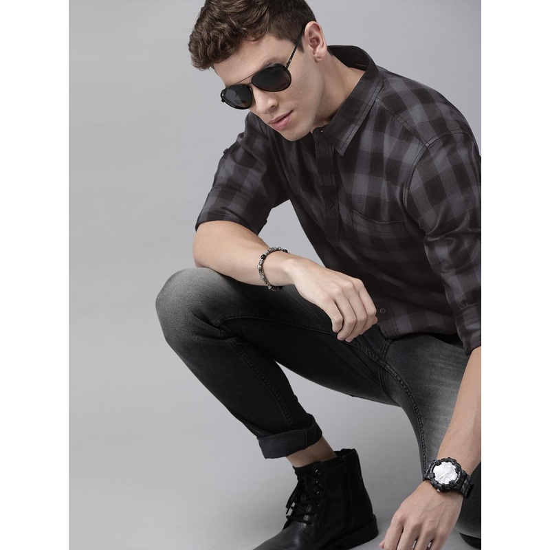 Roadster Men Charcoal Grey & Navy Blue Regular Fit Checked Casual Shirt